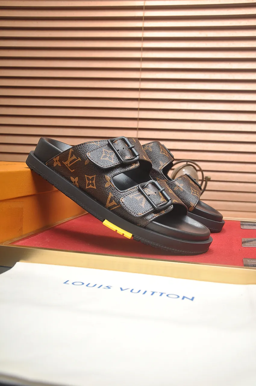 Men's shoes 💰400💶 [Louis Vuitton LV slippers] (high-end cowhide) counter 1:1 fashion style, a must-have for summer! The designer used LV’s iconic outsole. The original simple slippers instantly become fashionable! The upper is made of flexible special cowhide leather straps alternately, and the workmanship is exquisite! A must-have for stylish men in summer, size 38-45 (45 customized)